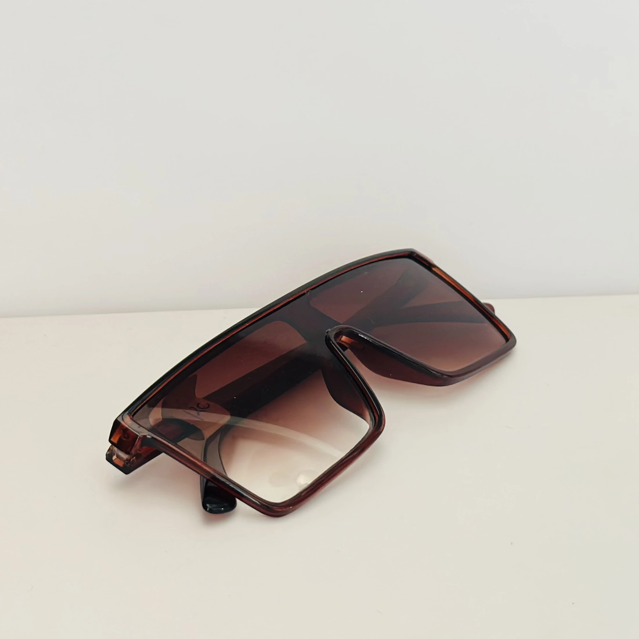 Brown oversized flat-top sunglasses.