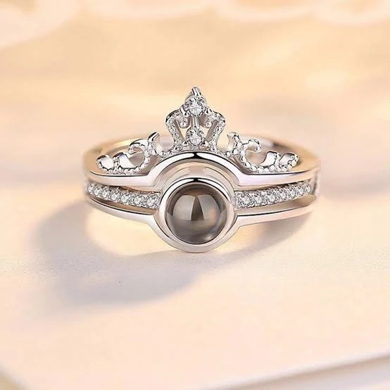 an adjustable silver-plated crown projection ring