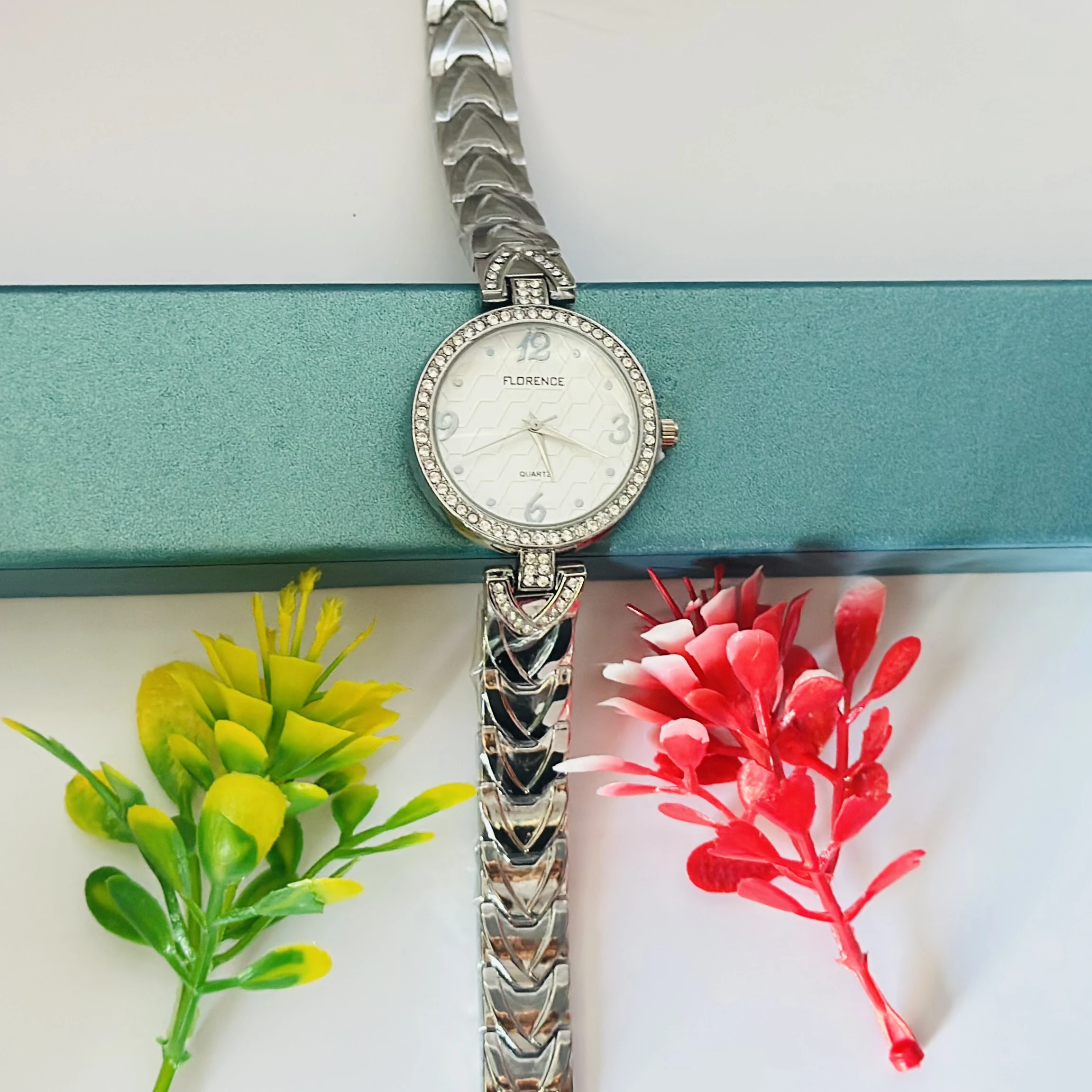 Quartz analog watch for women