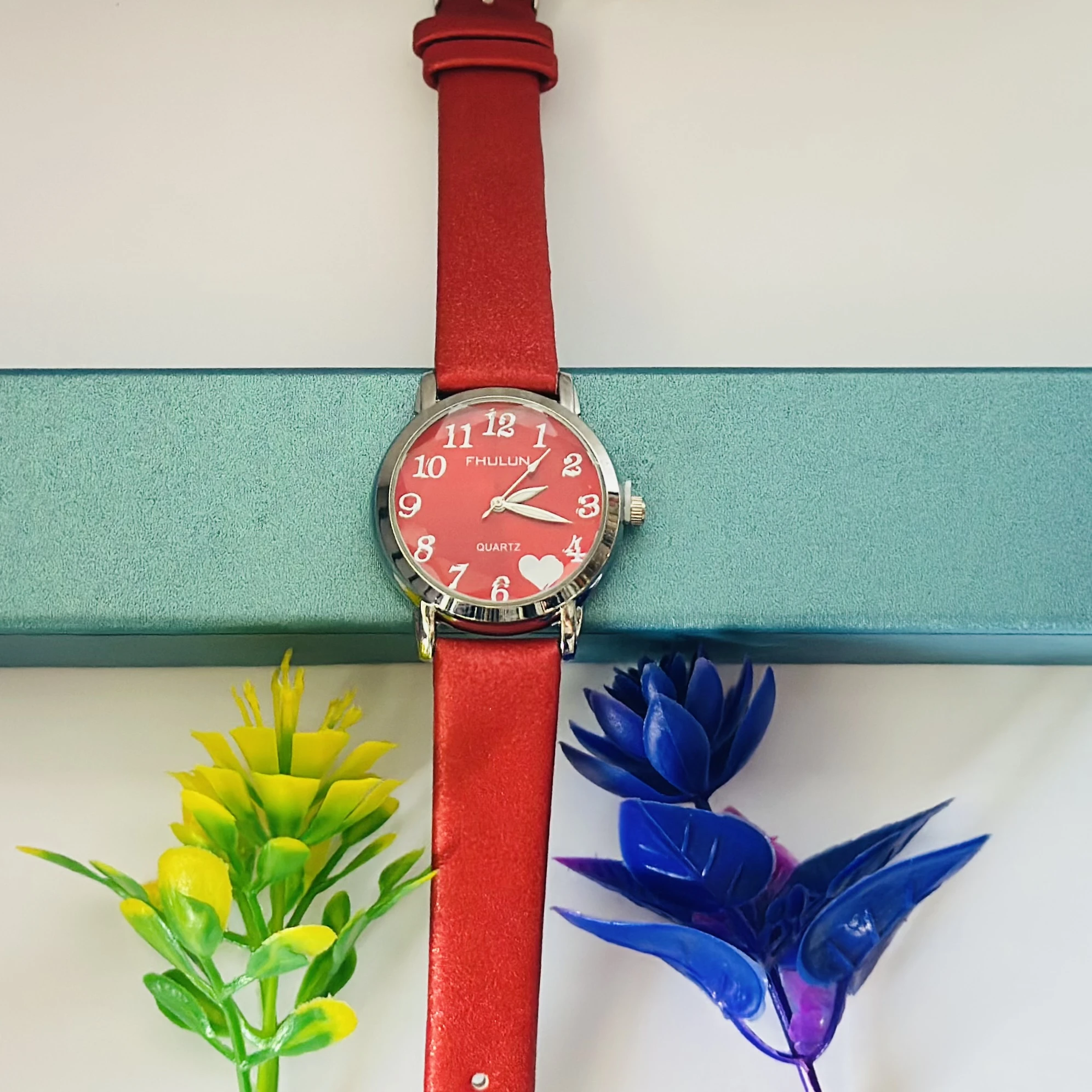 Analog quartz watch for women