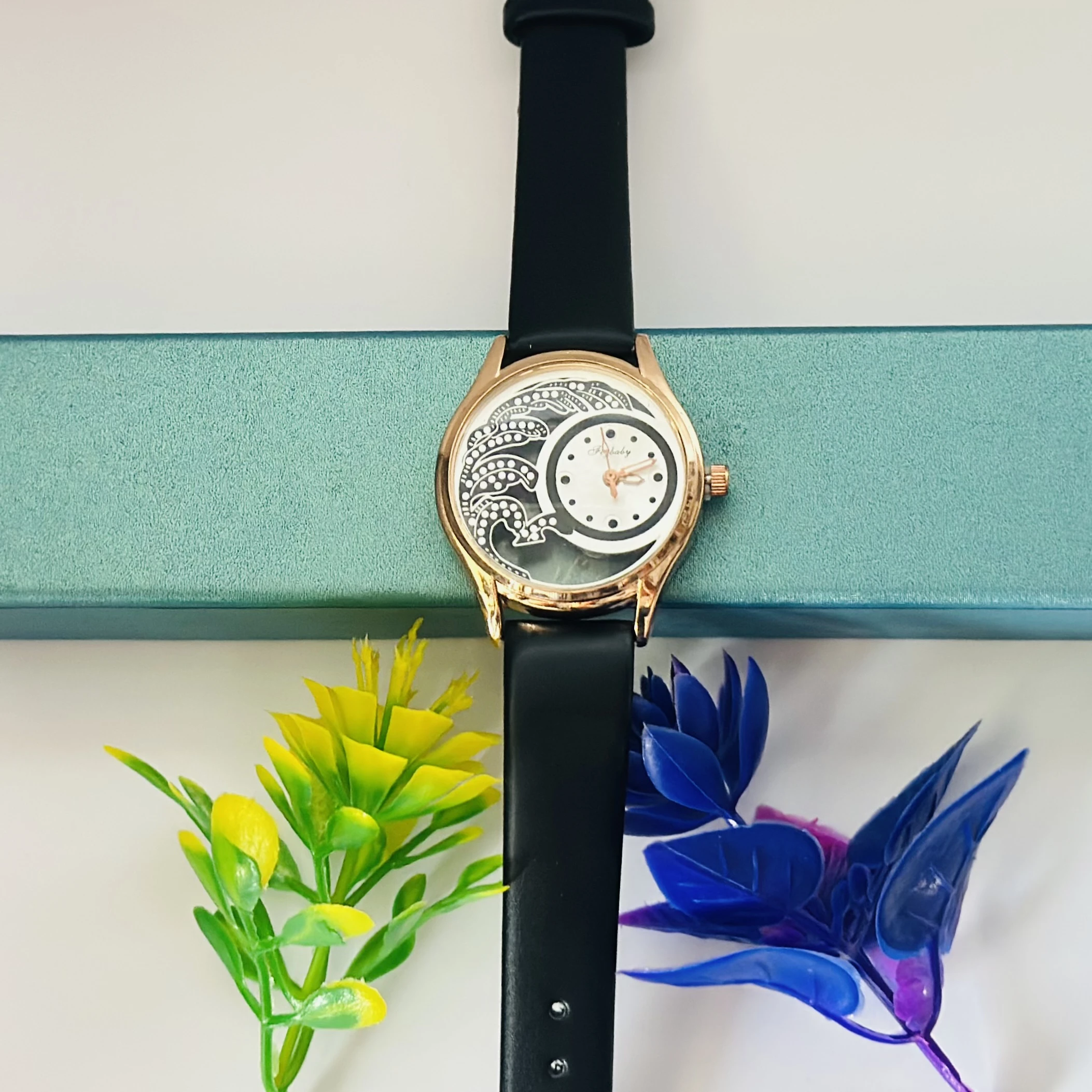 Analog quartz watch for women