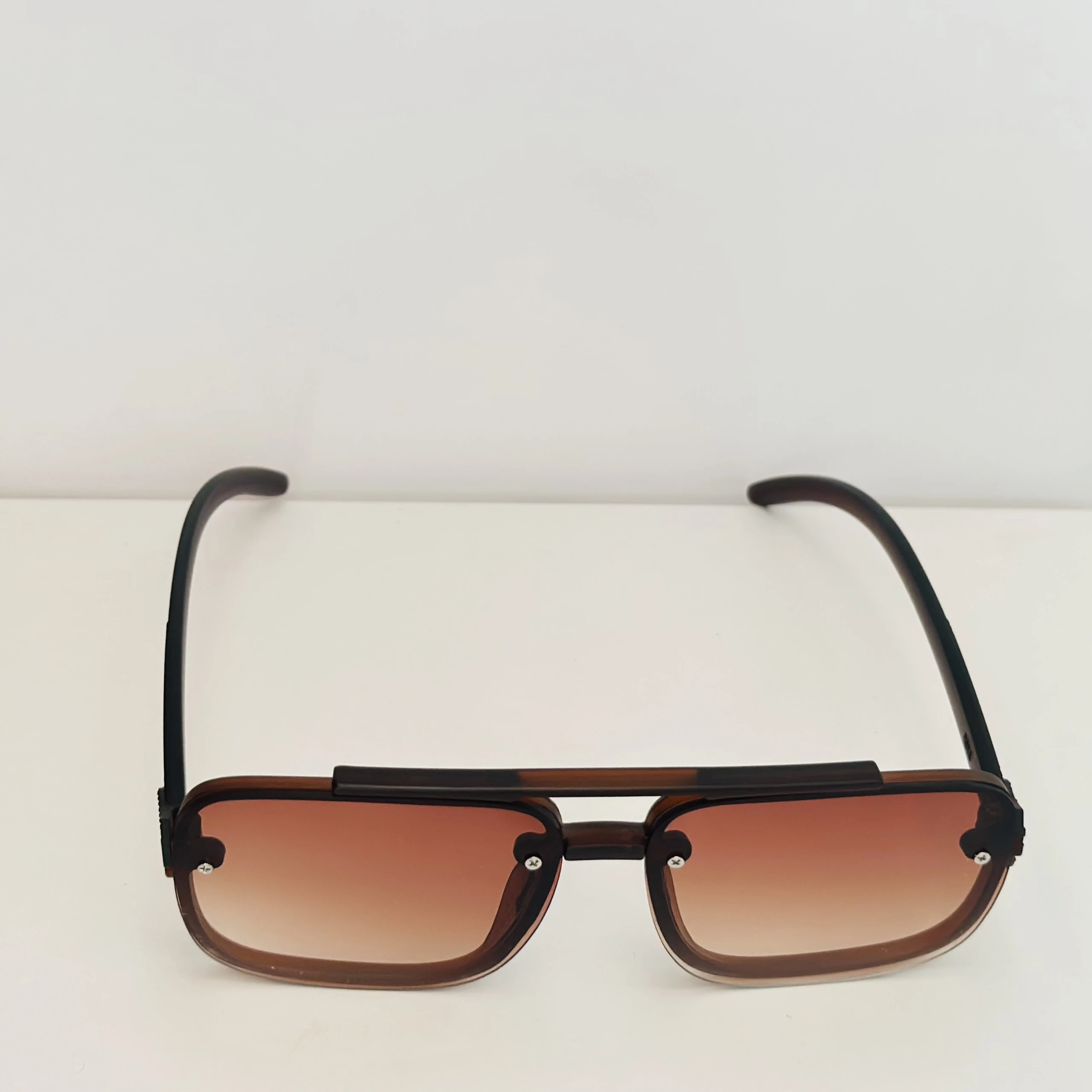 Brown oversized flat-top sunglasses.