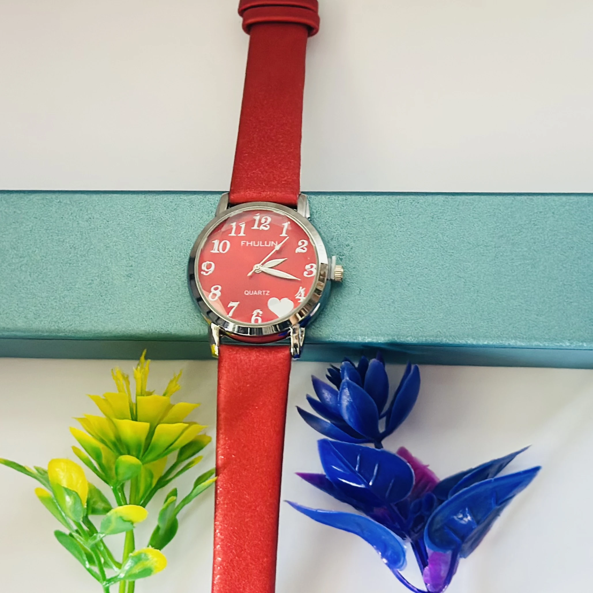 Analog quartz watch for women