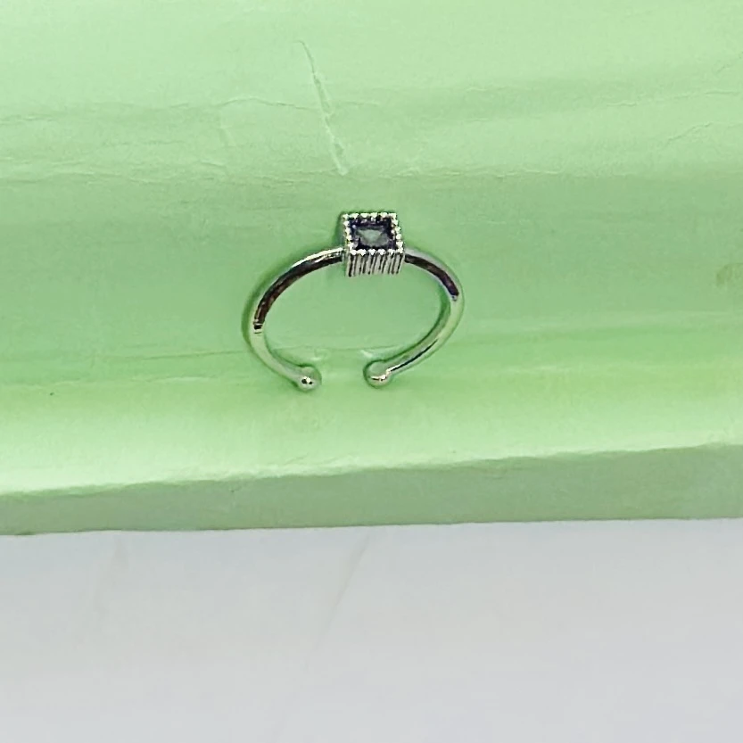 an adjustable sterling silver toe ring featuring a black square gemstone.