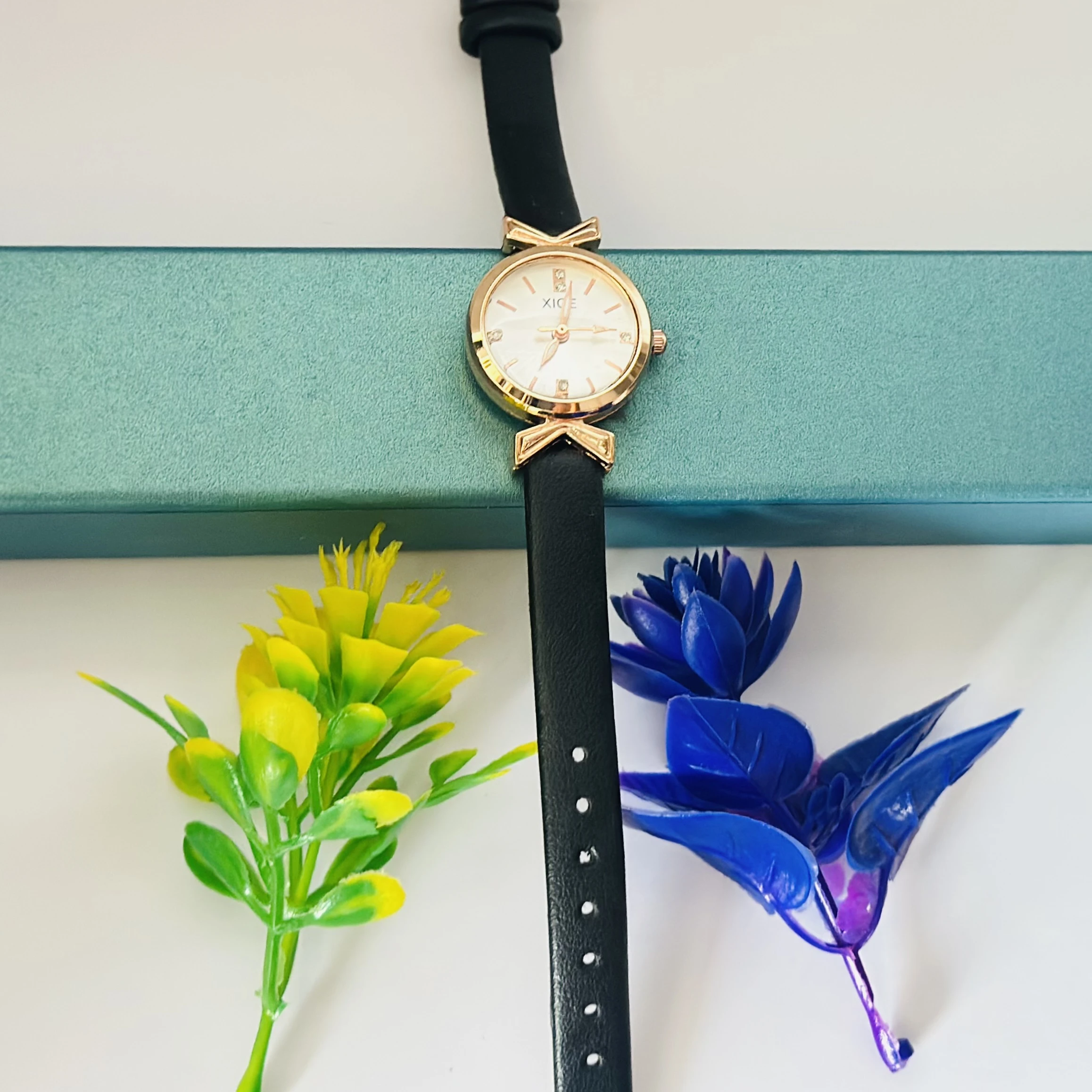 Analog quartz watch for women