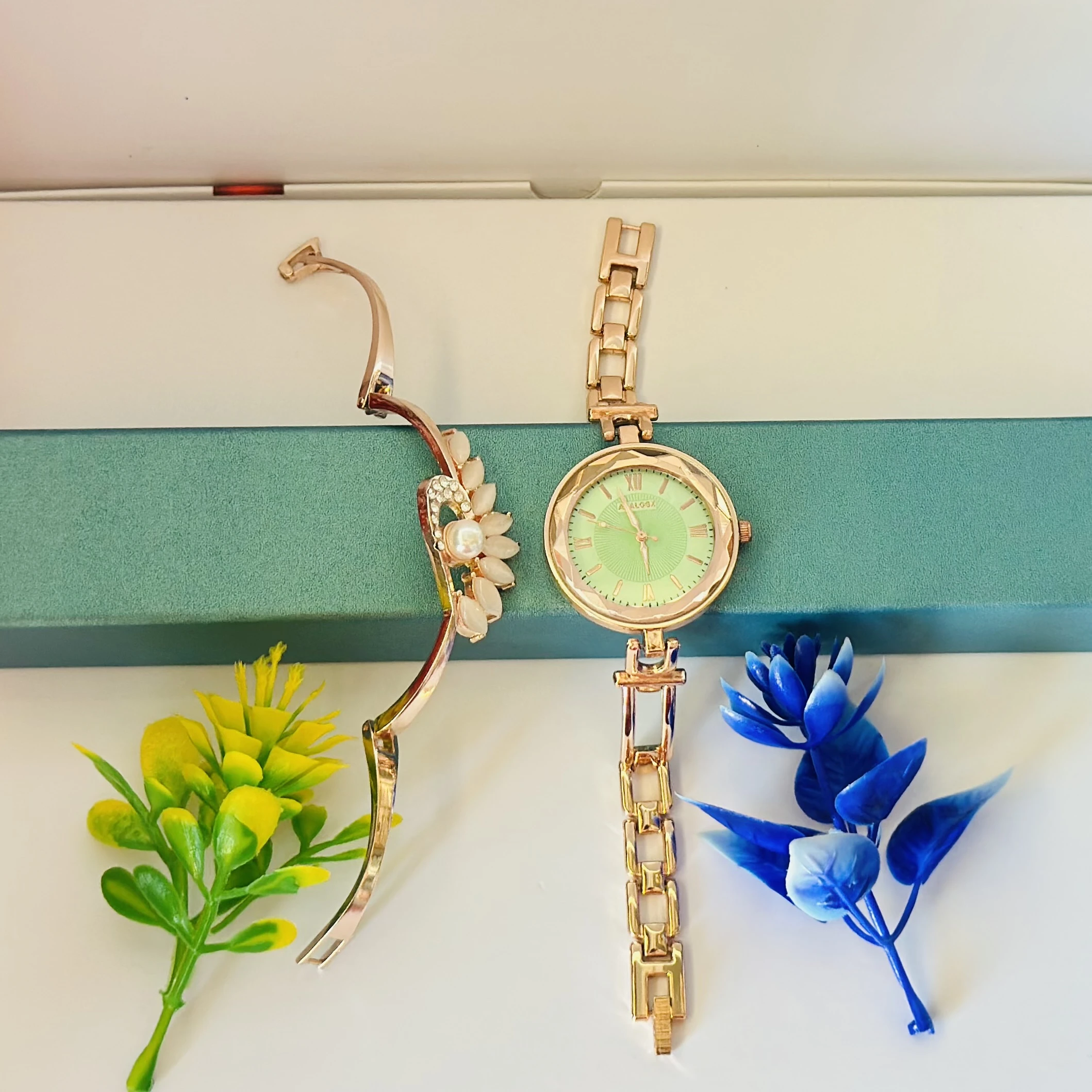 Analog women's analog watch with a rose gold-tone metal bracelet
