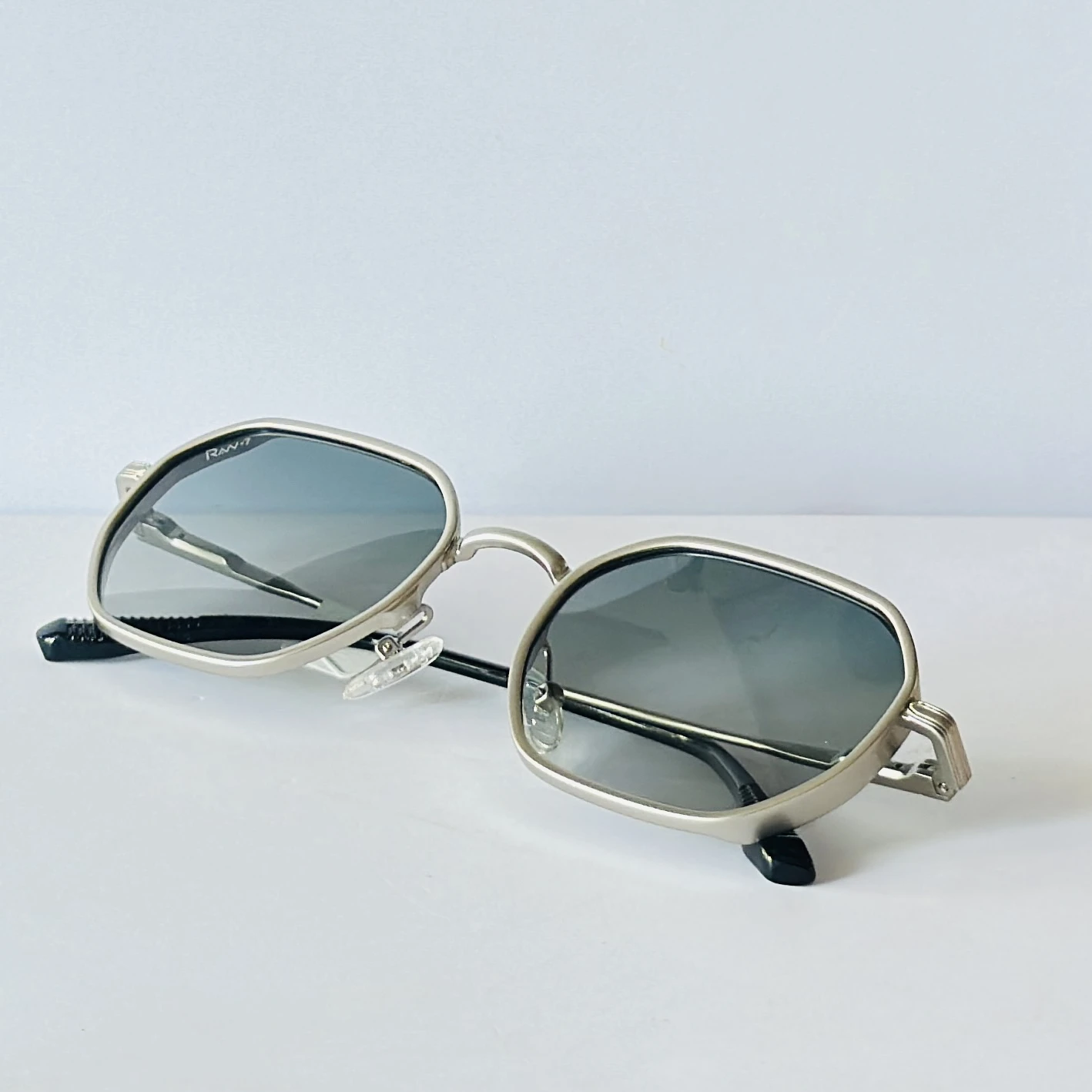 unisex sunglasses appear