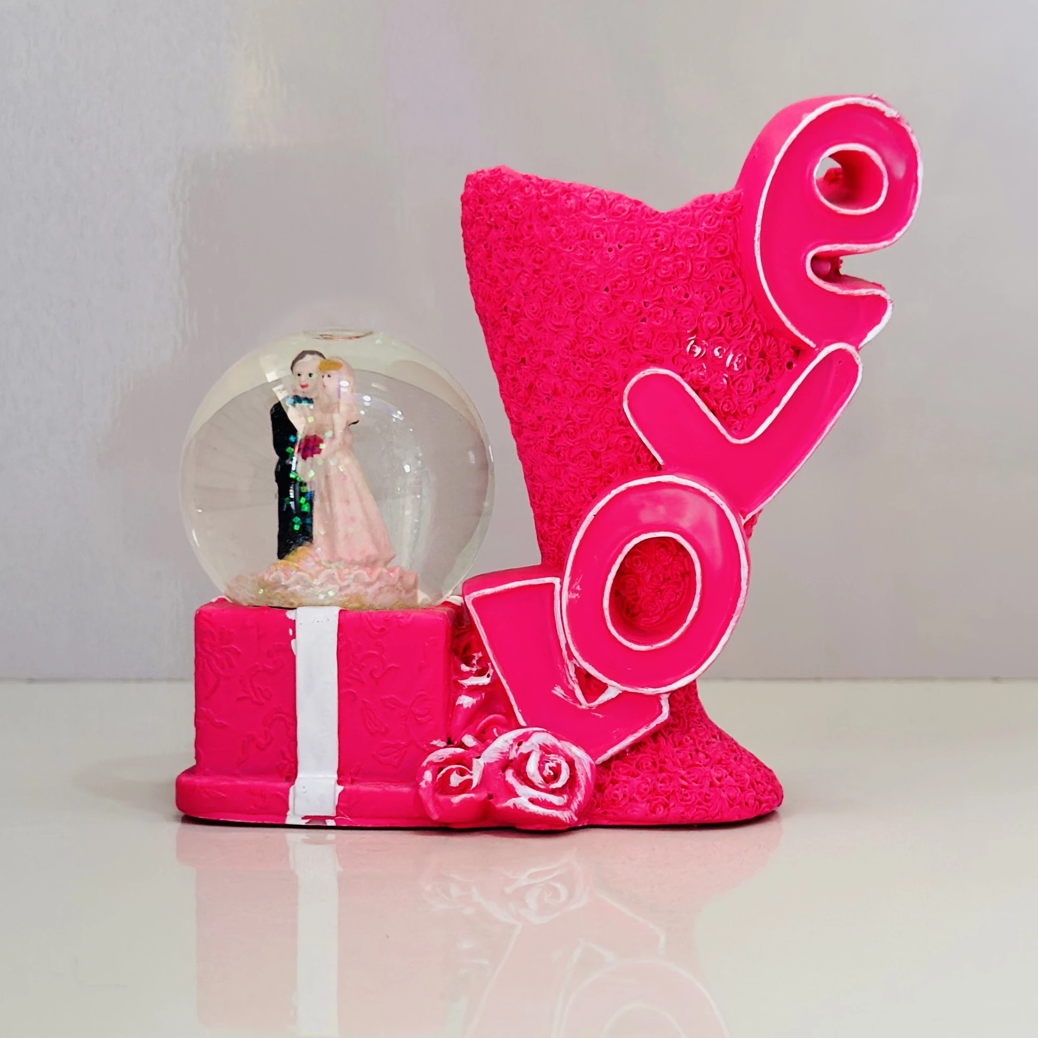 Pink "Love Couple" figurine showpiece.(SKU-Q8SR3Z))